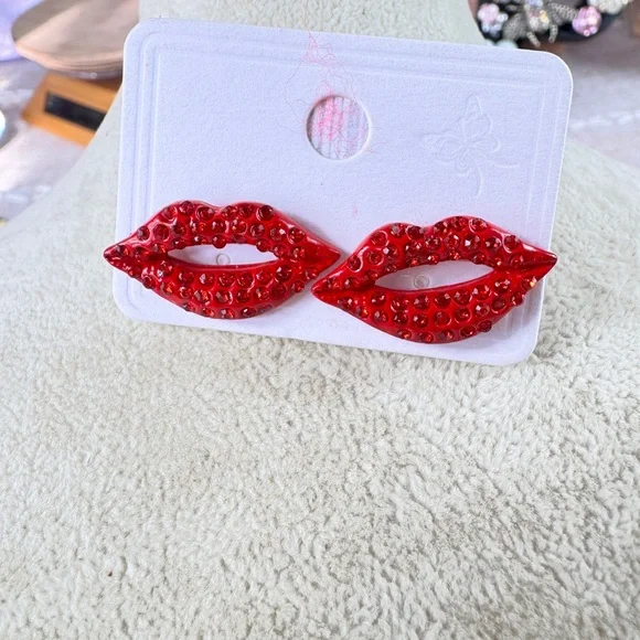 Red Lip-Shaped Rhinestone Stud Earrings - Picture 4 of 10